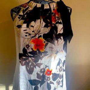 NWOT Whit House /Black Market Floral Top
